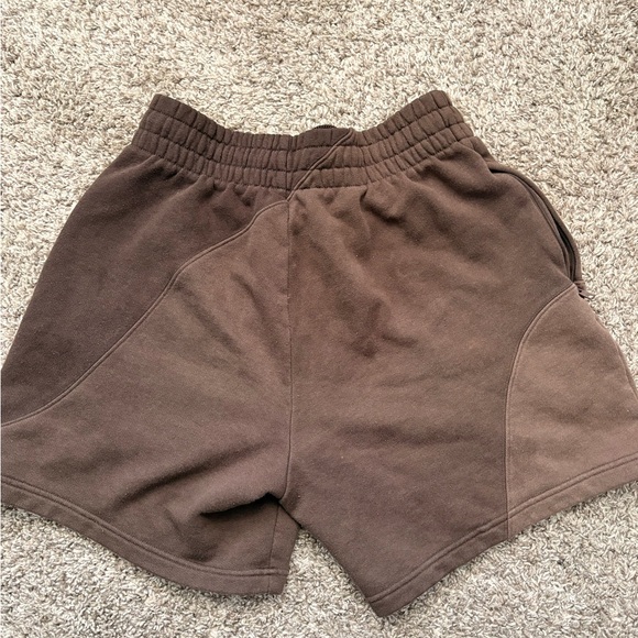 ALO Yoga Men's Dark Brown Athletic Shorts - Picture 3 of 3